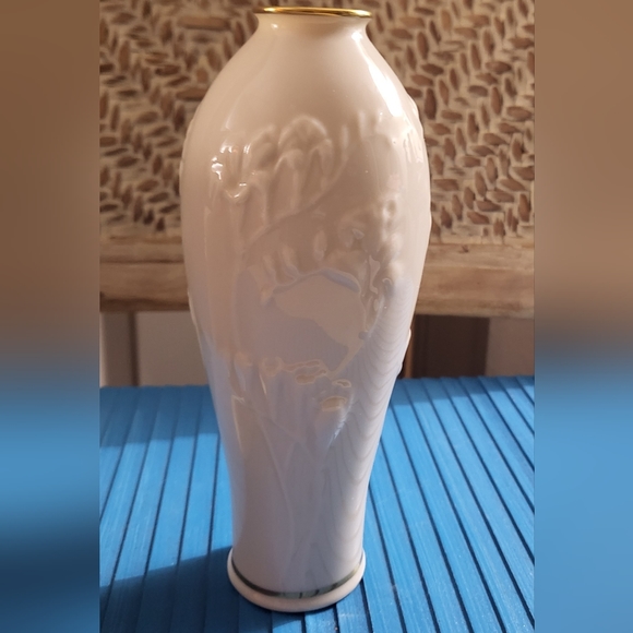 Lenox - VintageMade in USA Porcelain Vase Raised Flower Motif w/ 24 kt Gold Trim - Picture 5 of 6